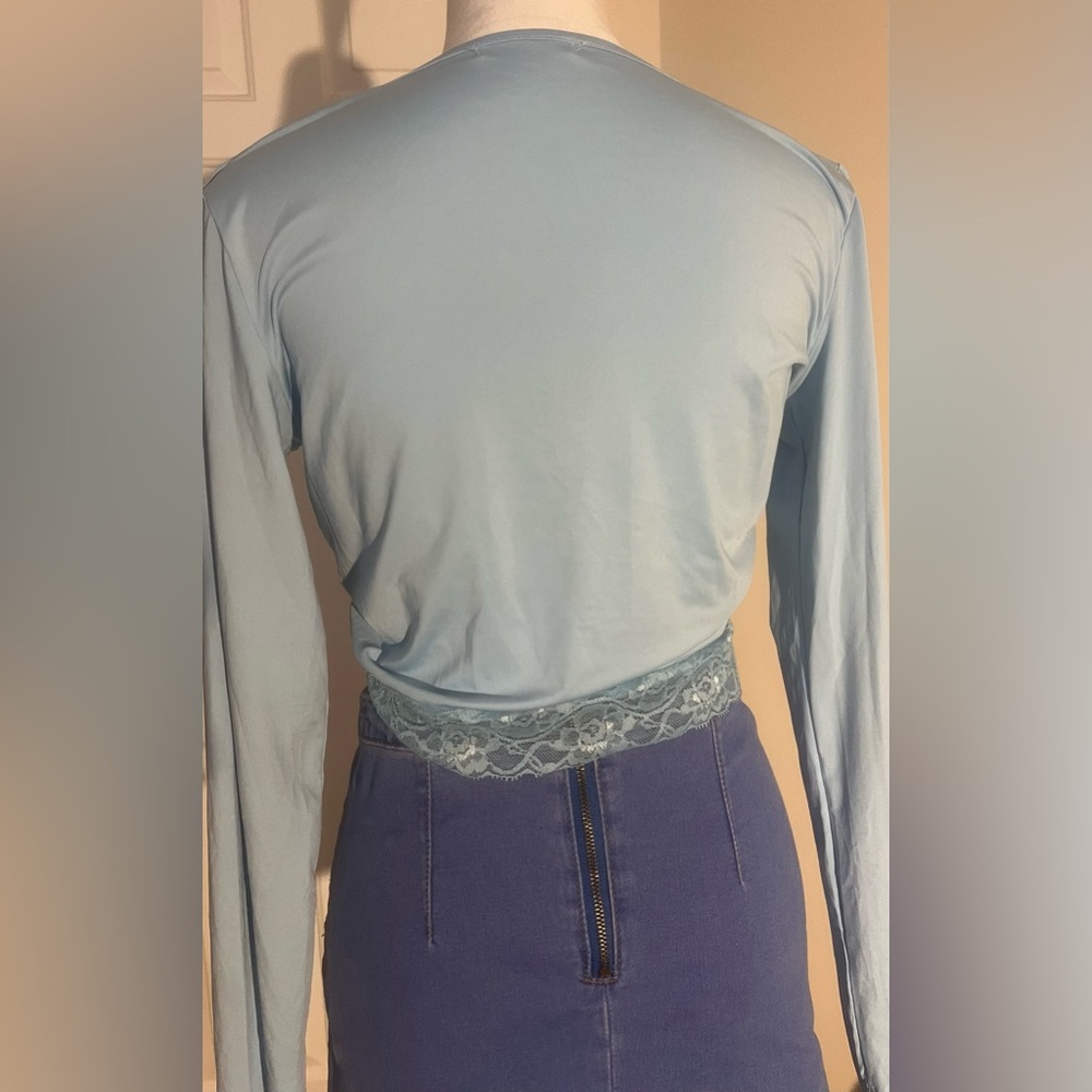 π ROMWE Light Blue Ruched Lace Trim Long Sleeve Crop Top - Size L (8/10) π - Picture 2 of 5
